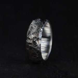 Bague de style martelé, bague en argent moulé au sable, alliances alternatives, bagues de couples, argent oxydé 925, bague pour homme, bague minimaliste. image 1