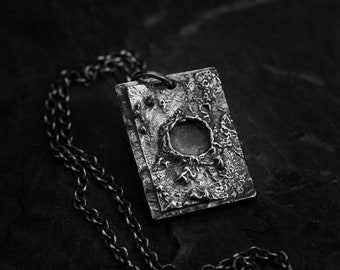 Pendentif de lune en argent pour hommes. Collier de lune brut et minimaliste pour femmes. Fonte de sable, collier en argent brutaliste. Surface de la lune, pendentif en argent de cratère.