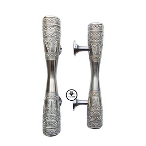 Puede incluir: Un par de manillas de puerta plateadas con un patrón geométrico. Las manillas son de metal y tienen un acabado pulido.