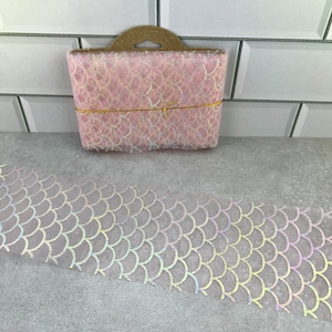 2 yardas de tul festoneado de escamas de sirena iridiscentes de color rosa caramelo de 6 cm de ancho