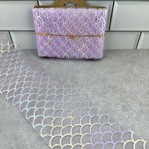 2 yards de tulle festonné violet clair avec des écailles de sirène irisées de 6 cm de large