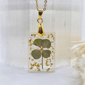 Collier porte-bonheur en résine trèfle à quatre feuilles avec flocons d'or Collier Nature、bijoux en résine époxy、cadeau pour elle