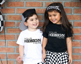 Puede incluir: Dos niños con conjuntos a juego. Uno lleva una camiseta blanca, un gorro a cuadros blanco y negro y pantalones cortos a cuadros. El otro lleva una camiseta negra, una diadema a cuadros blanco y negro y pantalones cortos a cuadros. El texto "YOUR DESIGN HERE" está impreso en las camisetas.