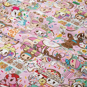 Kawaii Dessert Fabric – Urocze postacie z kreskówek ze słodyczami na różowym tle | Tkanina obiciowa w stylu japońskim do rękodzieła i wystroju domu dla dzieci