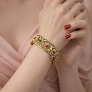 Indisk Kundan Brudarmring: Guldfärgad Blommig Kada, Rubin Smaragdstenar (1 st)