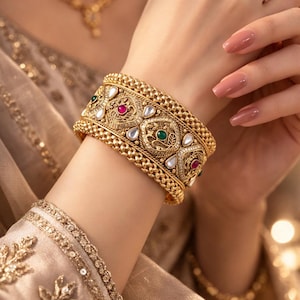 Antiker Pfau Kundan weit zu öffnender Kada - traditioneller Goldton Statement Armreif (1 Stück)