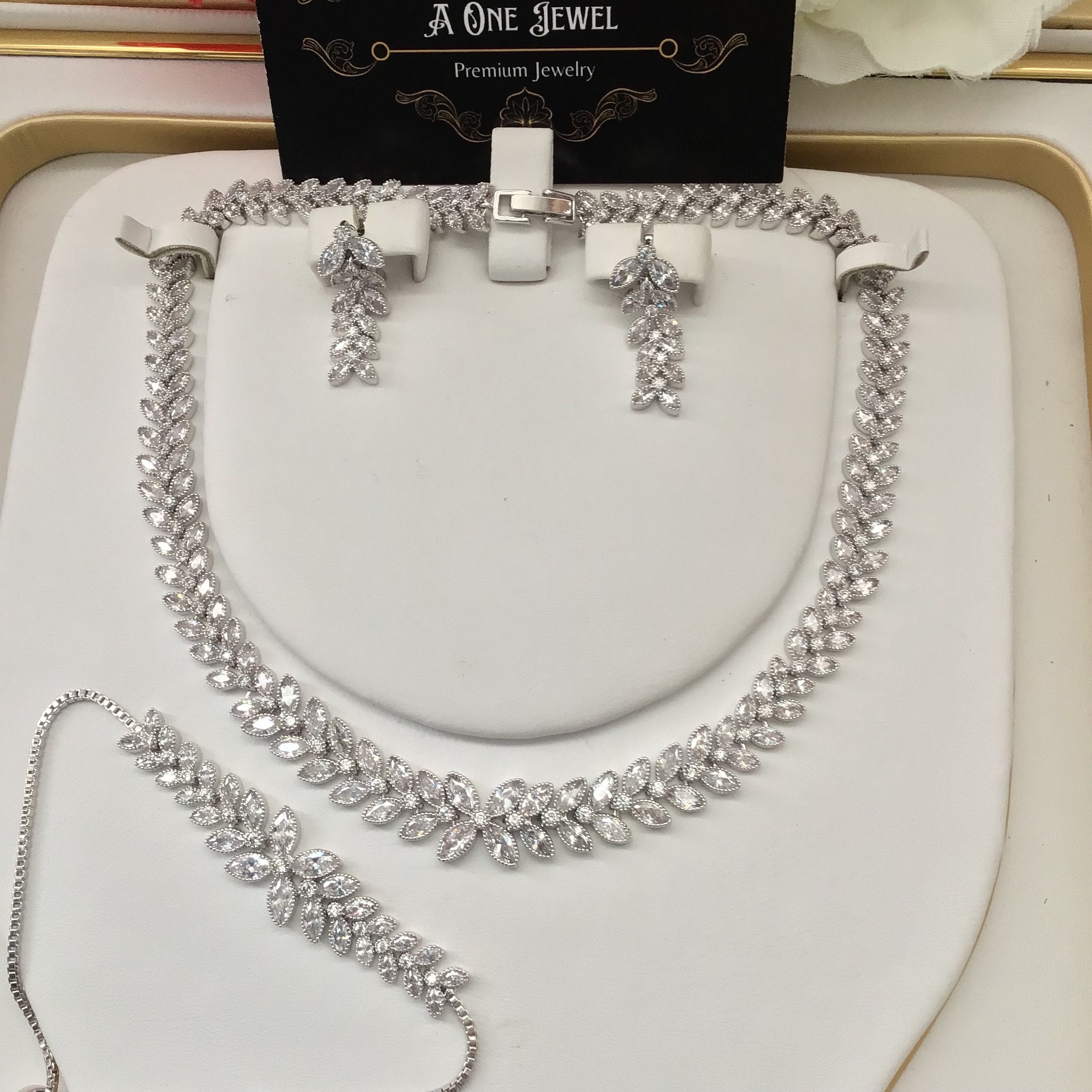 d*3様 遺品整理　多様なデザインのジュエリーセット 多様なデザインのジュエリーセット 遺品整理 レトロアクセサリー
