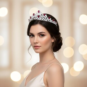 Diamentowa tiara z rubinowo-czerwonymi cyrkoniami – korona ślubna, ozdoba na głowę