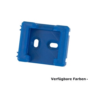 Könnte beinhalten: Ein blauer Kunststoffverbinder mit zwei Löchern. Verfügbare Farben: Schwarz, Blau, Grau, Rot, Gelb, Grün, Weiß.