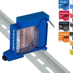 Può includere: Un modulo relè Shelly 14DC a 4 canali di colore blu con un coperchio in plastica trasparente che mostra i componenti interni. Il modulo è montato su una guida DIN argentata. L'immagine mostra anche vari prodotti Shelly, tra cui Shelly 1, Shelly 1PM, Shelly 2PM, Shelly 14 e Shelly 14DC.