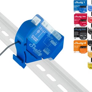 Op de afbeelding: Een blauw Shelly 1 Plus slimme thuistoestel met een witte DIN-railbevestiging. Het apparaat heeft een label met de tekst "Shelly 1 Plus" en "AC 15A/230V". Het apparaat is gemonteerd op een witte DIN-rail. Er zijn verschillende andere Shelly-apparaten op de achtergrond, waaronder Shelly 1PM, Shelly 2PM, Shelly 14 en Shelly 14DC.