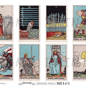 Pode incluir: Baralho de tarot com o naipe de Espadas. As cartas mostram ilustrações de um cavaleiro montando um cavalo, uma rainha sentada em um trono, um rei segurando uma espada e um pajem segurando uma espada. As cartas também mostram o Ás de Pentáculos, que representa uma mão segurando um pentagrama.