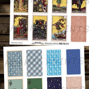 Pode incluir: Um conjunto de cartas de tarô imprimíveis com o naipe de pentáculos. As cartas incluem a Rainha, o Rei, o Pajem, o Cavaleiro e o Louco. As cartas são de estilo vintage com detalhes intrincados e ilustrações coloridas.
