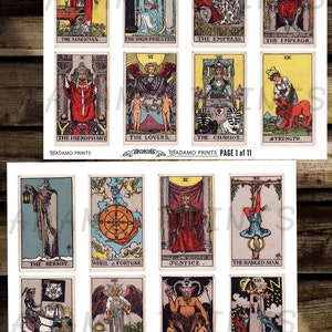 Pode incluir: Um conjunto de 22 cartas de tarô com ilustrações coloridas de vários personagens e símbolos. As cartas são impressas em papel branco com bordas pretas e estão dispostas em duas filas de 11 cartas.