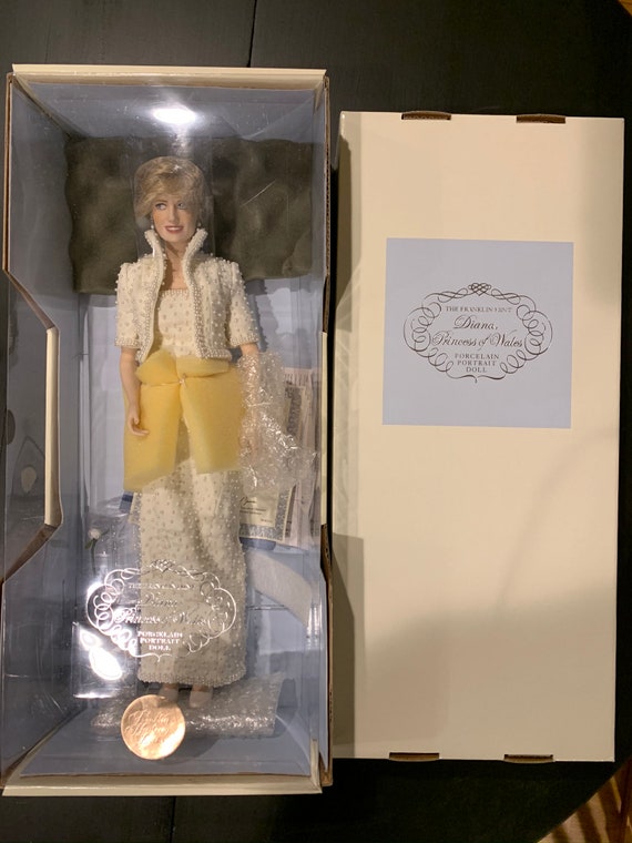 princess diana white dress pearl necklace A Look Back at Princess Diana's Style