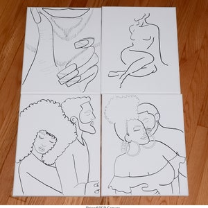 Könnte beinhalten: Set aus vier Schwarzweiß-Linienzeichnungen auf Leinwand. Die Bilder zeigen eine Hand, eine sitzende Frau, ein sich umarmendes Paar und ein sich umarmendes Paar mit dem Gesicht einer Frau.