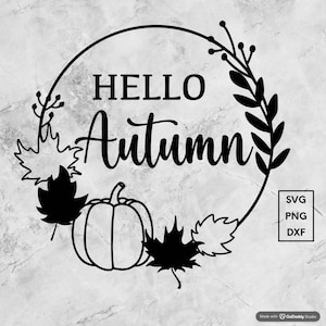 Könnte beinhalten: Schwarzweißes Grafikdesign mit dem Text "Hello Autumn" in einem Kranz mit Blättern und einem Kürbis. Das Design enthält auch die Wörter SVG, PNG und DXF.