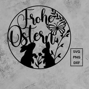 Puede incluir: Dise&ntilde;o en silueta en blanco y negro de dos conejos, una mariposa y flores con el texto "Frohe Ostern" en un c&iacute;rculo.