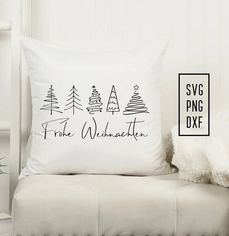 Może przedstawiać: Biała kwadratowa poduszka z czarnym rysunkiem linii pięciu choinek i napisem "Frohe Weihnachten" w skrypcie. Czarno-biała grafika z tekstem "SVG PNG DXF" znajduje się w rogu.