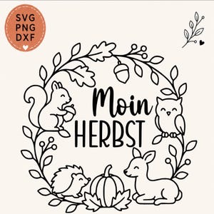 Op de afbeelding: Een zwart-witte lijntekening met een cirkelvormige krans van bladeren, eikels en bessen. Binnen de krans staan een eekhoorn, een uil, een egel, een hert en een pompoen. De tekst luidt Moin HERBST. Een kleine cirkel geeft SVG PNG DXF aan.