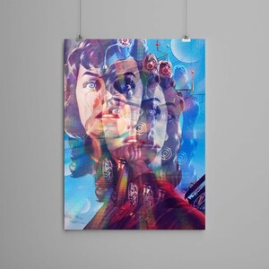 Pode incluir: Um cartaz com um retrato digitalmente alterado de uma mulher com múltiplas imagens sobrepostas. A obra de arte tem uma estética retro com um esquema de cores azul e vermelho. O rosto da mulher é o ponto focal, com os seus olhos e lábios em destaque.