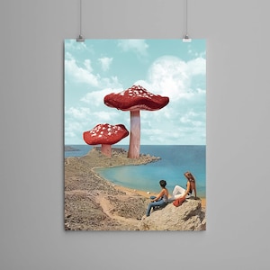 Könnte beinhalten: Zwei Personen sitzen an einem felsigen Ufer und blicken auf ein blaues Meer. Hinter ihnen stehen drei große rote und weiße Pilze, von denen zwei aus dem Wasser wachsen.