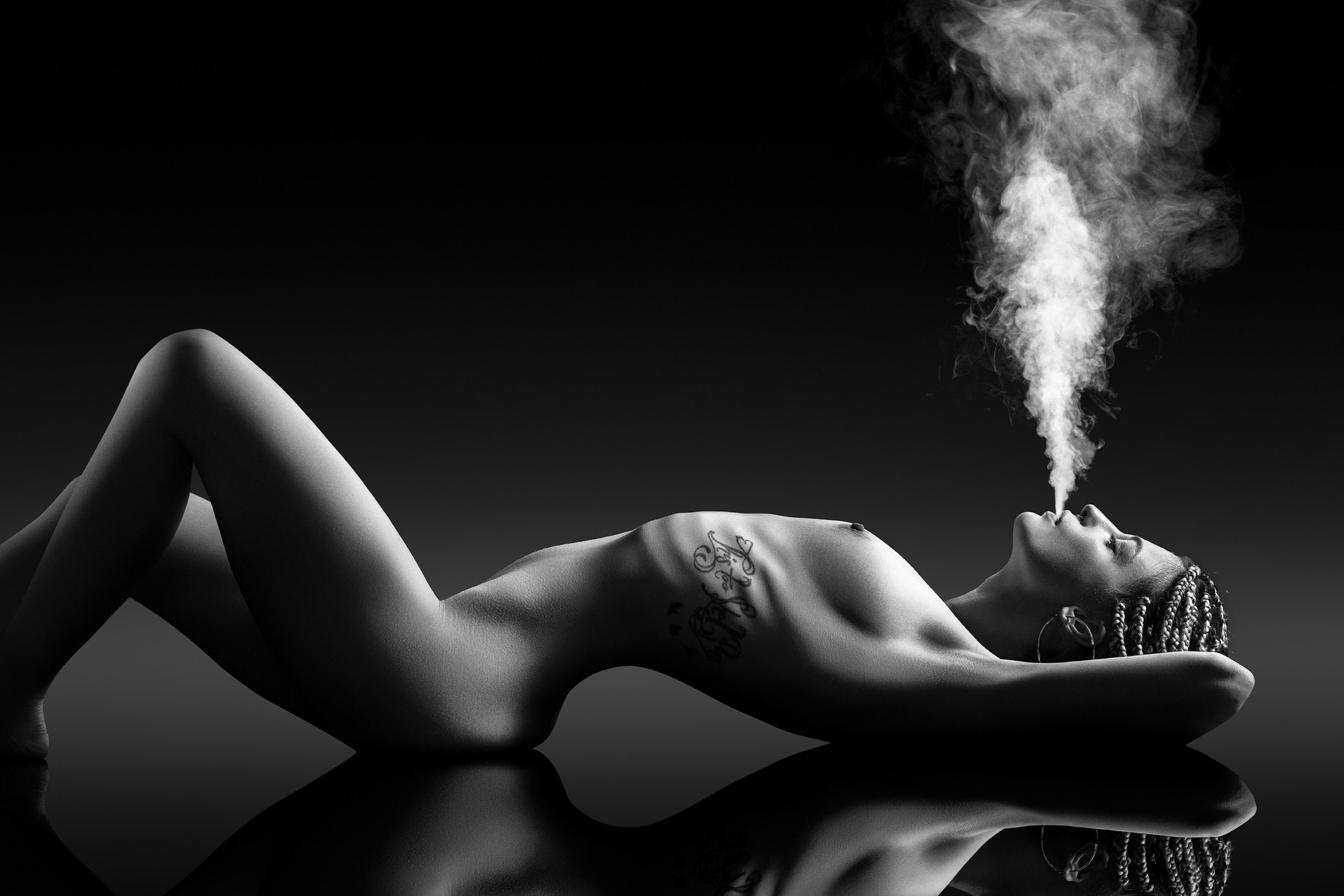 Sensual mujer desnuda fumando impresión de fotos de brillo Foto