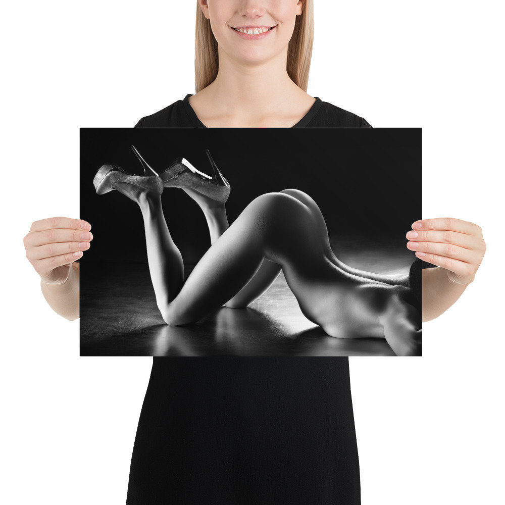 Mujer desnuda con tacones altos arrodillados en el suelo imagen