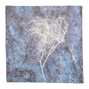 Grande écharpe en lin avec impression Nadia Romanova œuvre « Silouette de la vie ». 100 % lin, texture fine, imprimé d’un côté, accessoire de tête, foulard