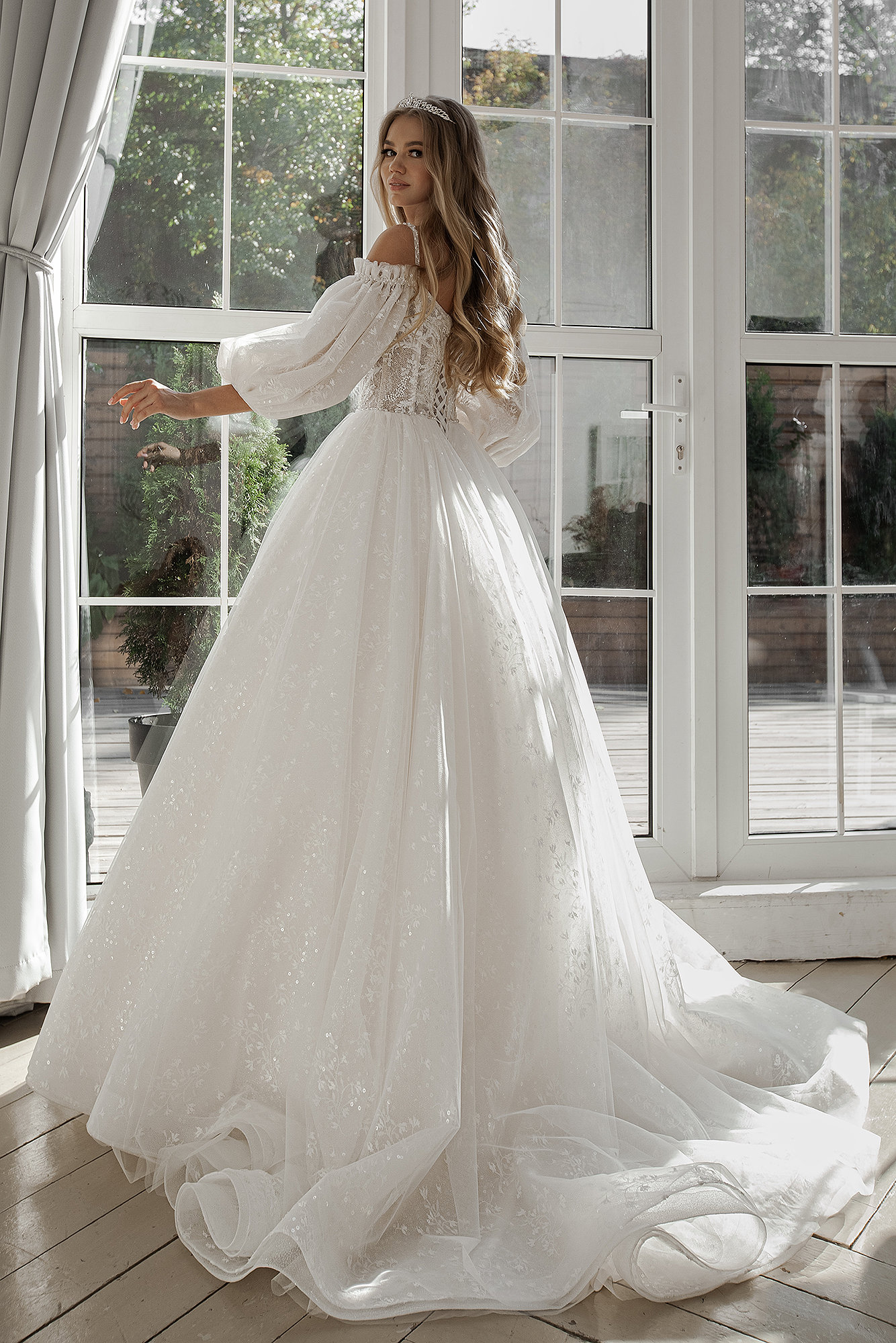 Low cut wedding dress with weightless sleeves