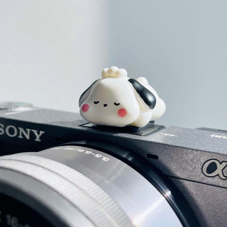 Sleeping Pompompurin Hot Shoe Cover: Fun Camera Accessory for Sony/Canon/Nikon White