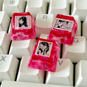 Benutzerdefinierte Tomie Kawakami Tastenkappe, transparente Blut Tastenkappe, Artisan Anime Tastenkappe, schwarze Tastaturkappe, mechanische Tastaturkappe, Gamer Geschenk