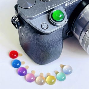 Botón disparador de cámara Candy Dot – Almohadilla de liberación suave de latón de 10 mm (adhesiva)