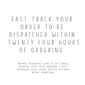 Puede incluir: Gr&aacute;fico de texto con las palabras "Fast Track Your Order To Be Dispatched Within Twenty Four Hours Of Ordering."  Debajo del texto hay una nota que dice "Normal dispatch time is 3-5 days, however with this upgrade I will dispatch your order within 24 hour after ordering."