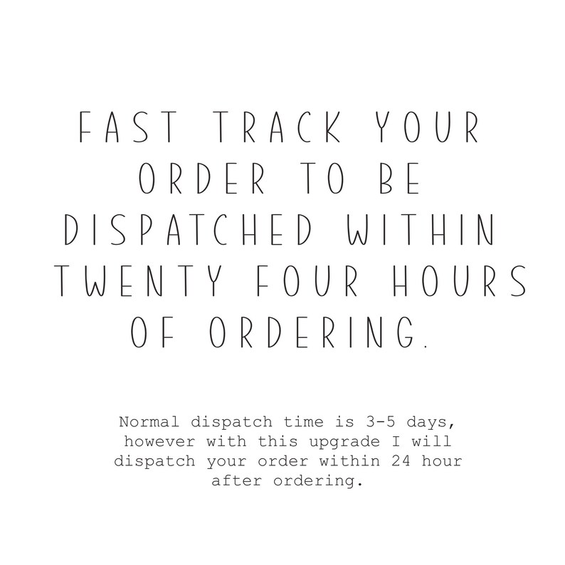 Puede incluir: Gr&aacute;fico de texto con las palabras "Fast Track Your Order To Be Dispatched Within Twenty Four Hours Of Ordering."  Debajo del texto hay una nota que dice "Normal dispatch time is 3-5 days, however with this upgrade I will dispatch your order within 24 hour after ordering."