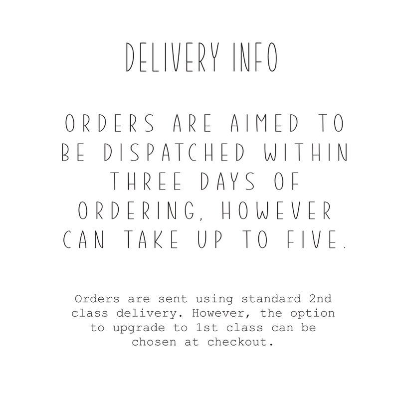 Puede incluir: Imagen de texto con el encabezado "DELIVERY INFO". El texto explica que los pedidos est&aacute;n destinados a ser despachados dentro de los tres d&iacute;as posteriores al pedido, sin embargo, pueden tardar hasta cinco d&iacute;as. Tambi&eacute;n indica que los pedidos se env&iacute;an mediante entrega est&aacute;ndar de 2.&ordf; clase, pero la opci&oacute;n de actualizar a 1.&ordf; clase se puede elegir al finalizar la compra.
