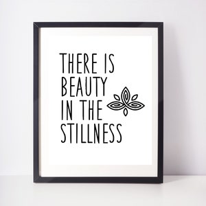 Puede incluir: Impresi&oacute;n en blanco y negro con el texto "There is beauty in the stillness" y un dise&ntilde;o estilizado de flor de loto.
