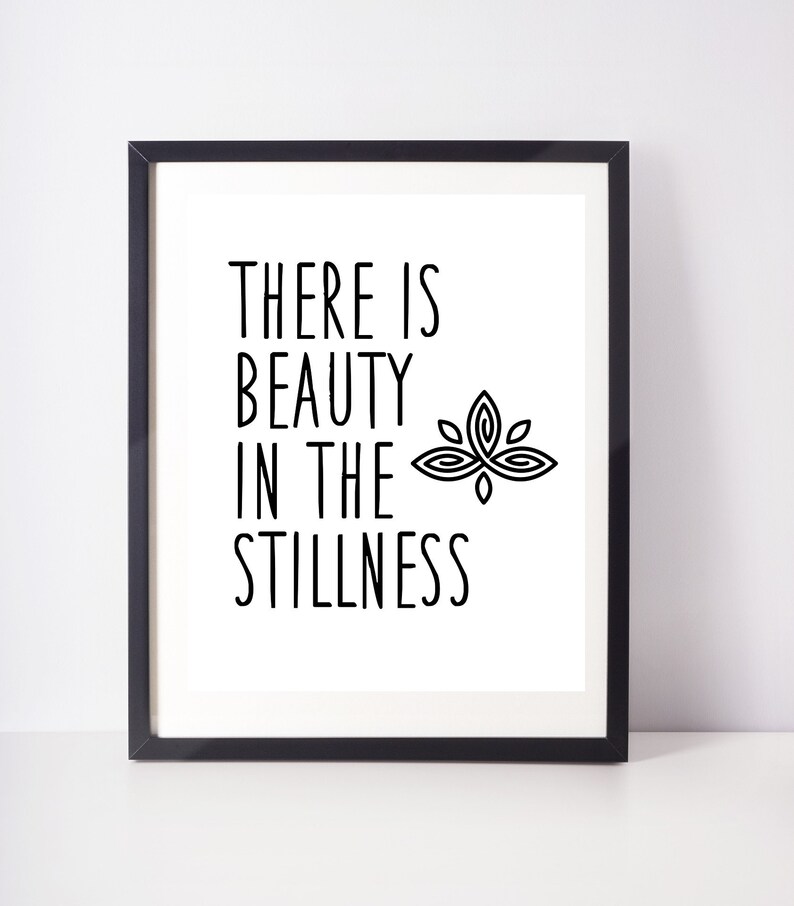 Puede incluir: Impresi&oacute;n en blanco y negro con el texto "There is beauty in the stillness" y un dise&ntilde;o estilizado de flor de loto.
