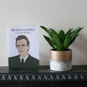 Cartão ilustrado com citação de The Earth is Doomed/ Giles / Buffy the Vampire Slayer / Programa de TV dos anos 90 / Cartão de aniversário