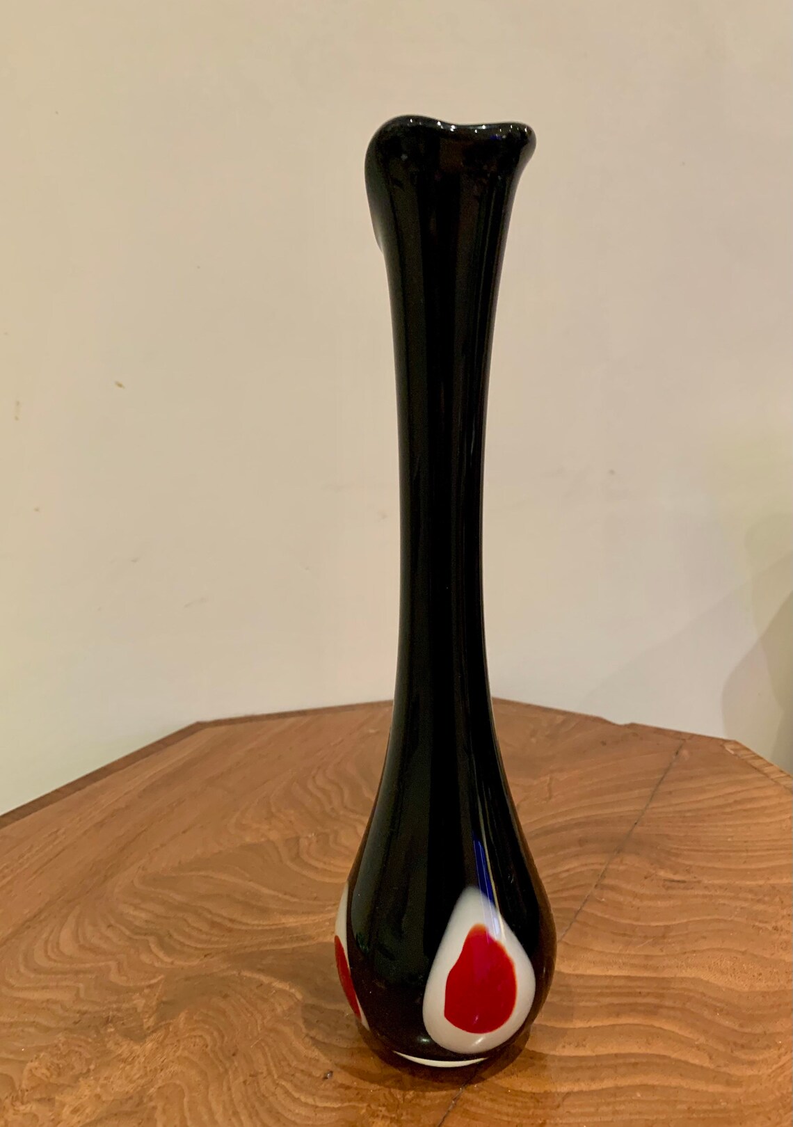 Burgundy Thick Glass Tall Stem Vase With Red & White Pattern, Detail