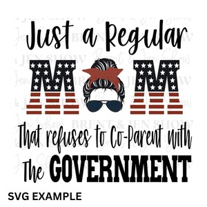 K&ouml;nnte beinhalten: Ein digitales Design mit einem stilisierten Bild einer Frau mit rotem Bandana und Sonnenbrille, mit dem Text "Just a Regular MOM That refuses to Co-Parent with The GOVERNMENT" und die W&ouml;rter "MOM" sind im Stil einer amerikanischen Flagge gestaltet.
