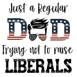 Peut inclure: Un design graphique noir et blanc avec le texte "Just a Regular Dad Trying not to raise Liberals". Le mot "Dad" est stylisé avec un motif de drapeau américain et une image de dessin animé d'un homme avec des lunettes de soleil et une coiffure.