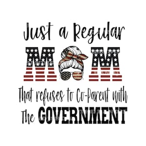 K&ouml;nnte beinhalten: Ein Grafikdesign mit dem Text "Just a Regular Mom that refuses to Co-Parent with the GOVERNMENT" in schwarzem Text. Das Wort "Mom" ist in gro&szlig;en, fetten Buchstaben mit einem amerikanischen Flaggen-Design. Ein Frauen Gesicht mit einem amerikanischen Flaggen-Bandana und Sonnenbrille befindet sich zwischen den "M".