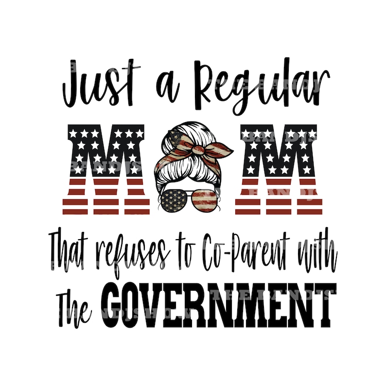 K&ouml;nnte beinhalten: Ein Grafikdesign mit dem Text "Just a Regular Mom that refuses to Co-Parent with the GOVERNMENT" in schwarzem Text. Das Wort "Mom" ist in gro&szlig;en, fetten Buchstaben mit einem amerikanischen Flaggen-Design. Ein Frauen Gesicht mit einem amerikanischen Flaggen-Bandana und Sonnenbrille befindet sich zwischen den "M".