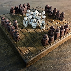 Juego de mesa Hnefatafl. Juego de ajedrez personalizado de arte falk sueco. Juego de césped vikingo.