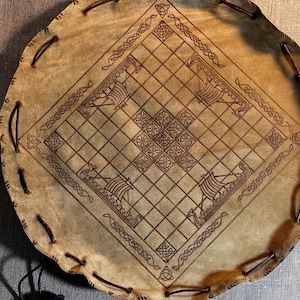 Plac zabaw dla gier planszowych Hnefatafl, szachów wikingów, szachów i sztuki wikingów.