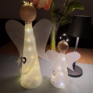 Set 2 beleuchtete Engel gepunktet, groß 39 cm und klein 24 cm mit Lichterketten und Timer