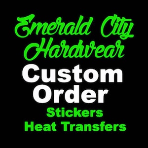 Op de afbeelding: Emerald City Hardwear logo in groen met de tekst "Custom Order" in wit eronder. De tekst "Stickers Heat Transfers" staat in groen onder de witte tekst.
