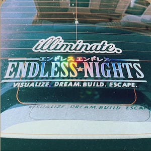 Puede incluir: Una pegatina iridiscente arcoíris con el texto "illiminate. エンドレス エンドレス ENDLESS*NIGHTS VISUALIZE. DREAM. BUILD. ESCAPE."