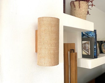 Wandlamp van hout en raffia. Eiken wandlamp. Houten wandlamp. Wandlampen. schans licht. Schanslamp. houten lamp